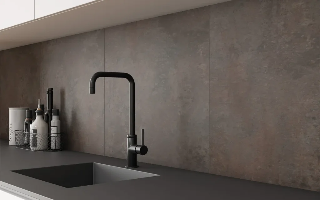 Stänkskydd i köket – så skapar du stil och funktion i perfekt balans