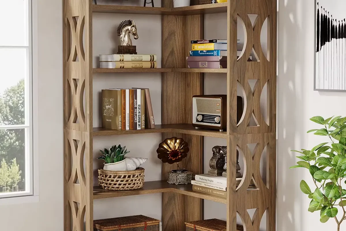 Hörnbokhylla i vardagsrum: praktisk och snygg lösning